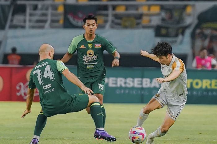 Persebaya vs Dewa United di Stadion Gelora Bung Tomo, Jumat (27/9/2024).