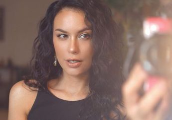 Ikut Rayakan Hari Ibu, Sophia Latjuba Sukses Curi Perhatian Lantaran Kecantikan sang Bunda yang Tak Lekang Dimakan Zaman!