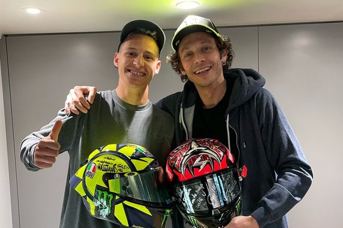 Pembalap Monster Energy Yamaha, Fabio Quartararo (kiri) dan Valentino Rossi (Petronas Yamaha SRT) berpose setelah bertukar helm.