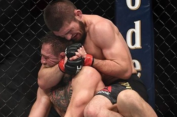 Khabib Nurmagomedov saat mencekik Conor McGregor pada UFC 229.