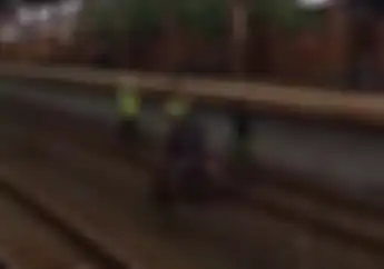 Viral Video Biker Bawa Matic Lewat Rel Kereta dan Masuk Stasiun