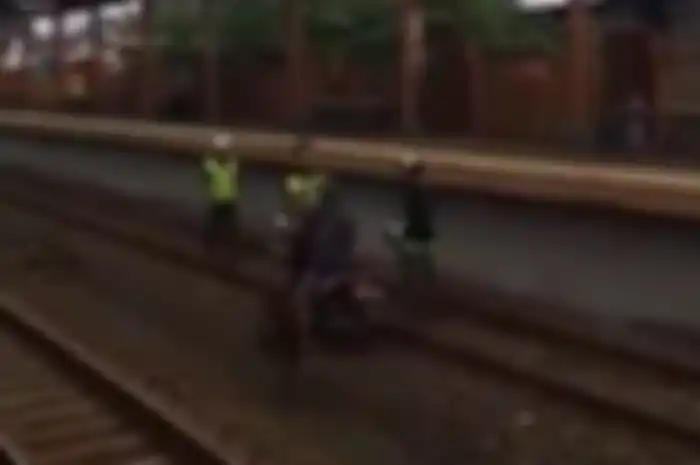 Motor masuk rel kereta dan stasiun