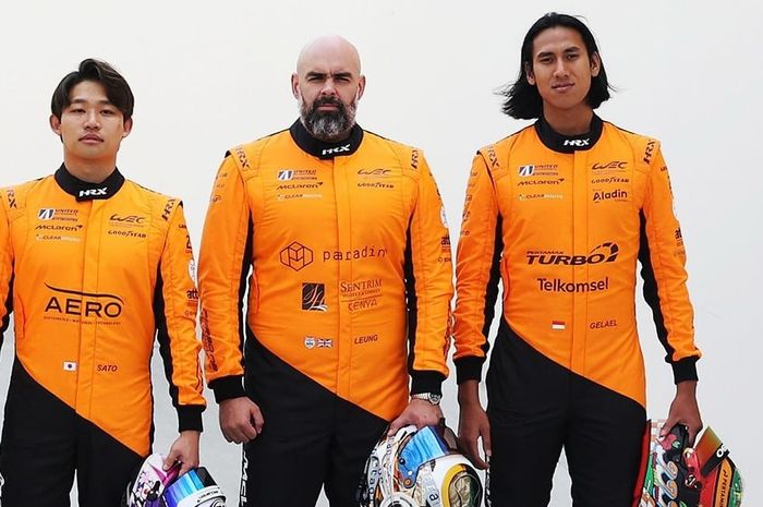 Sean Gelael dan dua rekan setimnya di United Autosports, Marino Sato (Jepang) dan Darren Leung (Inggris) jelang Putaran pertama FIA World Endurance Championship (WEC) 2025 di Sirkuit Lusail, Qatar,