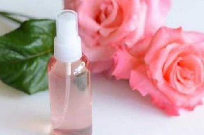 Air Mawar sebagai Toner dan Face Mist. 