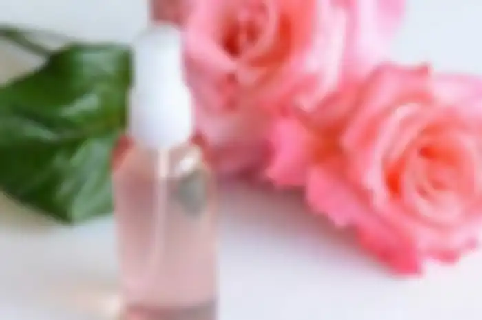 Air Mawar sebagai Toner dan Face Mist. 
