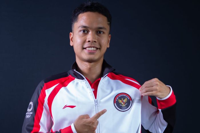 Pebulu tangkis tunggal putra Indonesia, Anthony Sinisuka Ginting berpose dengan jersey kontingen untuk Olimpiade Tokyo 2020.