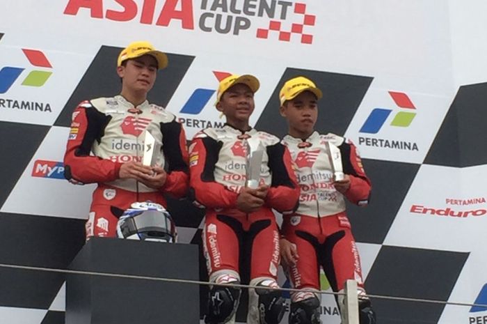 Reykat Fadillah (paling kanan) berhasil fini di posisi tiga besar pada balapan pertama Asia Talent Cup  seri Mandalika di Sirkuit Mandalika, Nusa Tenggara Barat,  19 Maret 2022. Reykat finis di belakang Shinya Ezawa (kiri) dan Hakim Danish (tengah) yang menjadi pemenang lomba.