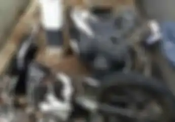 Ngeri, Honda Vario Berantakan Hajar Mobil Pikap, Emak-emak Terkapar di Tengah Jalan