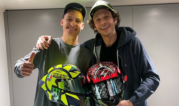 Pembalap Monster Energy Yamaha, Fabio Quartararo (kiri) dan Valentino Rossi (Petronas Yamaha SRT) berpose setelah bertukar helm.