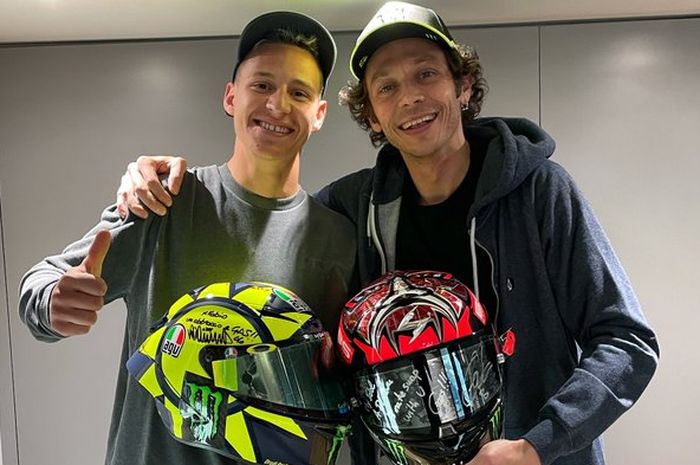 Pembalap Monster Energy Yamaha, Fabio Quartararo (kiri) dan Valentino Rossi (Petronas Yamaha SRT) berpose setelah bertukar helm.