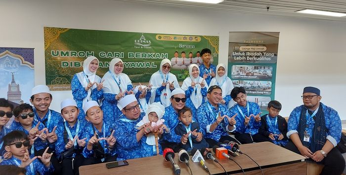 Wali Band berangkat umrah bersama keluarga besar, termasuk orangtua, istri, dan anak-anak.