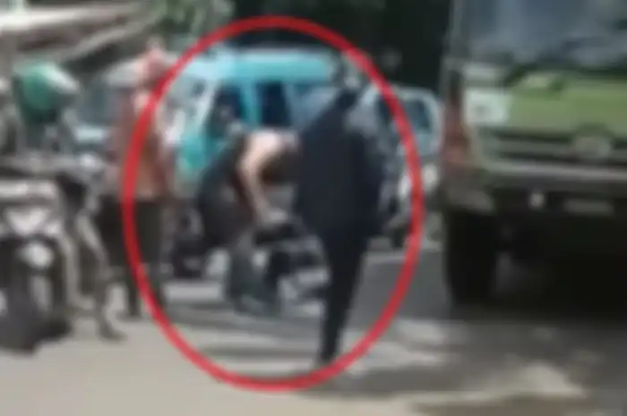 Pria berotot aniaya sopir truk