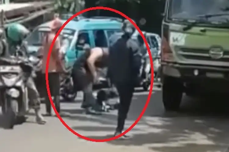 Pria Berotot Aniaya Sopir Truk di Cibubur, Kepala Sampai Cium Aspal