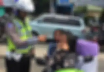Ciee.. 3 Cewek ABG Terpesona saat Ditangkap Polisi Seperti Lagi Memandang Ariel Noah