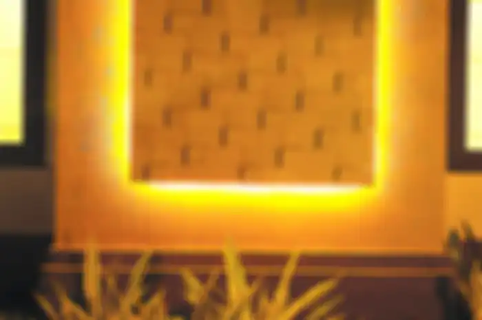Ilustrasi-Lampu rope light mempertegas ornamen fasad berupa batu alam paras.