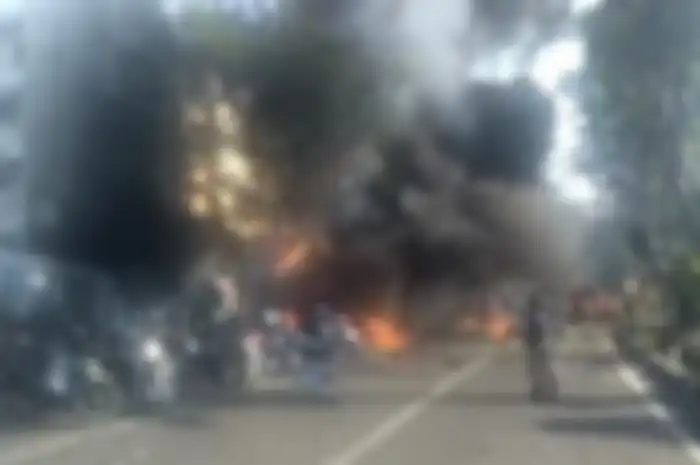 Motor yang sedang terparkir ikut terbakar setelah ledakan bom