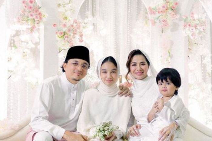 Noor Nabila dan Engku Emran bersama anak-anaknya 