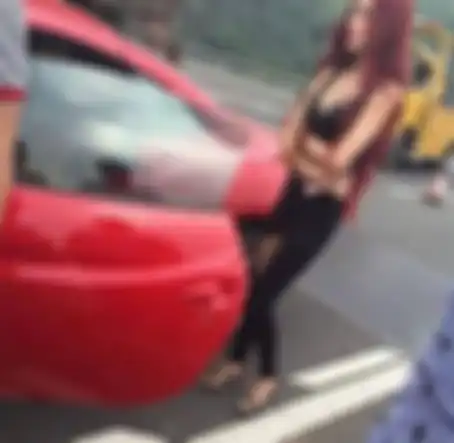 Wanita pemilik mobil Ferari merah.