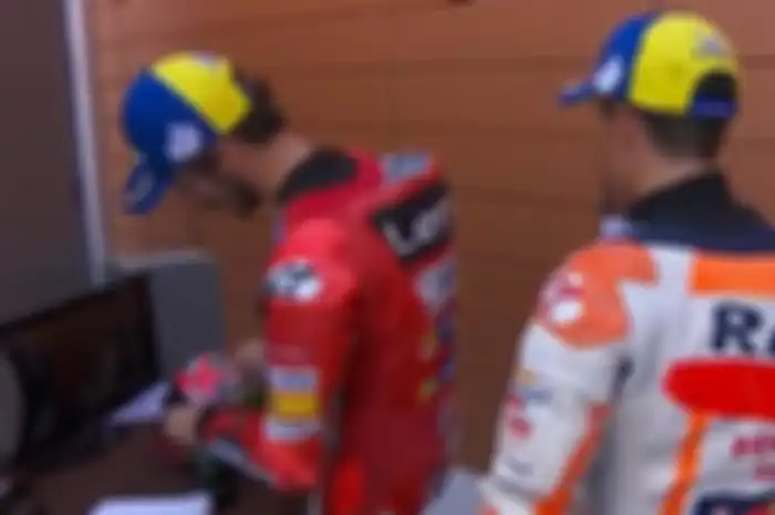 Franco Bagniaia dan Marc Marquez sebelum naik podium di MotoGP Aragon