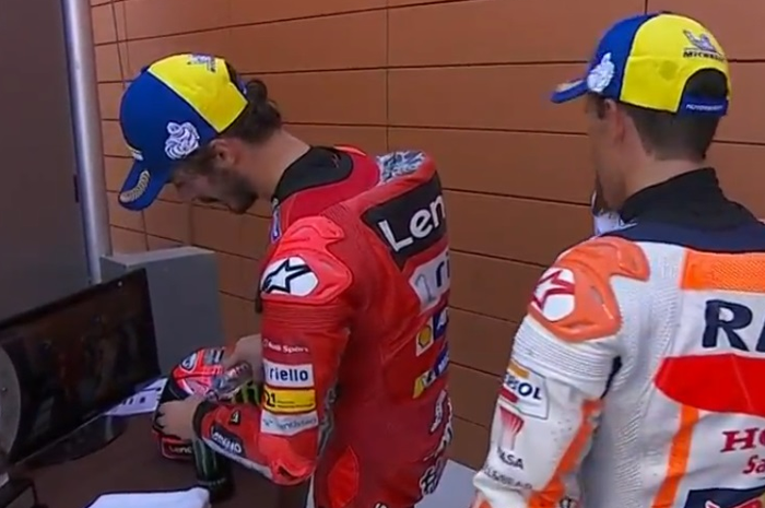 Franco Bagniaia dan Marc Marquez sebelum naik podium di MotoGP Aragon