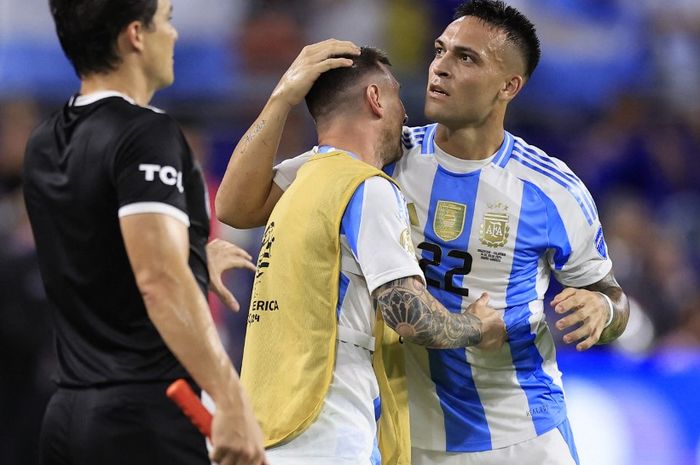 MIAMI GARDENS, FLORIDA - JULY 14: Lautaro Martinez of Argentina celebrates with Lionel Messi of Argentina after scoring the team's first goal during the CONMEBOL Copa America 2024 Final match between Argentina and Colombia at Hard Rock Stadium on July 14, 2024 in Miami Gardens, Florida.   Buda Mende