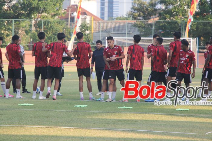 Pelatih Timnas U-19 Indonesia Indra Sjafri memberikan Instruksi ketika latihan terbuka Timnas U-19 Indonesia di Stadion THOR, Surabaya, Jawa Timur, Senin (22/7/2024)