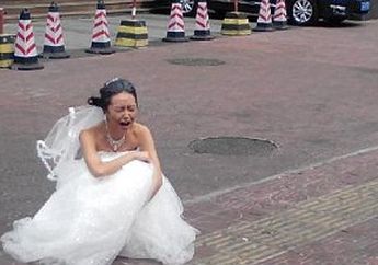 Masih Pakai Gaun Pengantin, Wanita Ini Lari Terbirit-birit saat Diajak Malam Pertama di Rumah Mertua, Ternyata Hal Mengerikan Ini yang Sebenarnya Terjadi