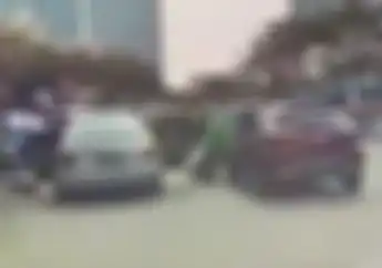  Merinding, Mobil Sedan Maut Sekali Buka Pintu Driver Ojol Terkapar, Korban Nyaris Terlindas