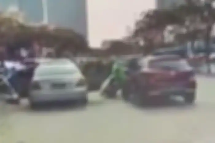 Video driver ojol terpelanting menabrak pintu mobil yang dibuka mendadak di kawasan PIK, Jakarta Utara pada Kamis (16/6/2022) kemarin.