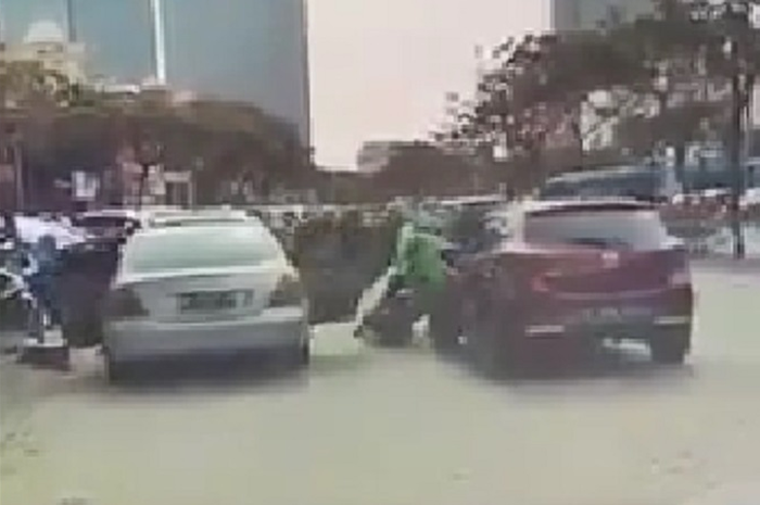 Video driver ojol terpelanting menabrak pintu mobil yang dibuka mendadak di kawasan PIK, Jakarta Utara pada Kamis (16/6/2022) kemarin.