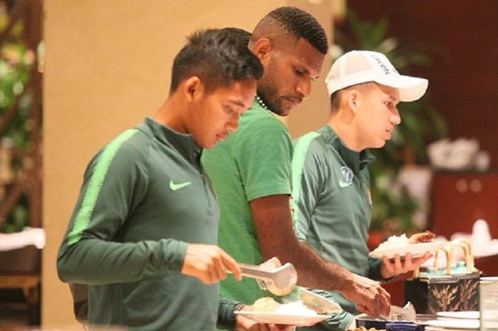 Para pemain Timnas U-23 Indonesia seperti Marinus Wanewar dan Egy Maulana Vikri langsung menikmati makan malam di Hotel Crowne Plaza, Hanoi, Vietnam, begitu tiba pada Senin (18/3/2019) malam.