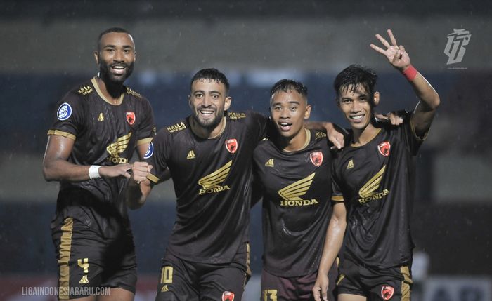 Skuad PSM Makassar merayakan gol yang dicetak Everton ketika menghadapi Persikabo 1973 pada pekan ke-12 Liga 1 2022-2023.
