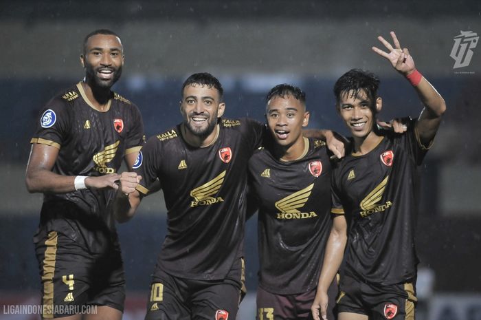 Skuad PSM Makassar merayakan gol yang dicetak Everton ketika menghadapi Persikabo 1973 pada pekan ke-12 Liga 1 2022-2023.