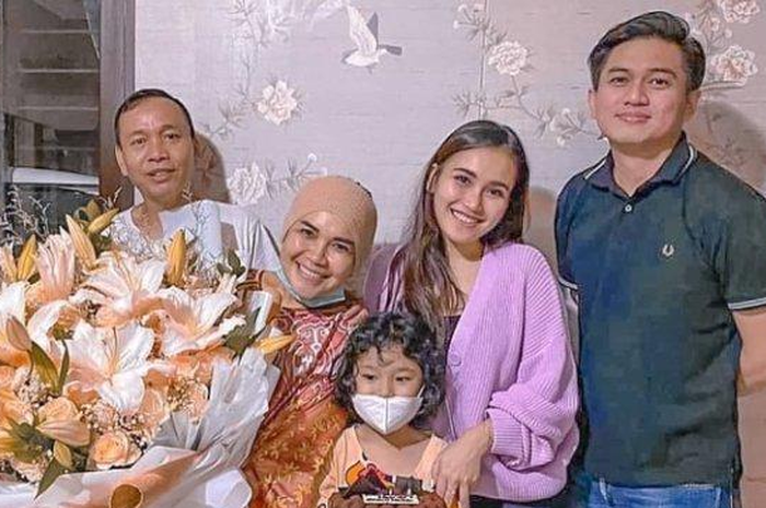 Ayu Ting Ting ajak Adit Jayusman di ulang tahun Umi Kalsum 