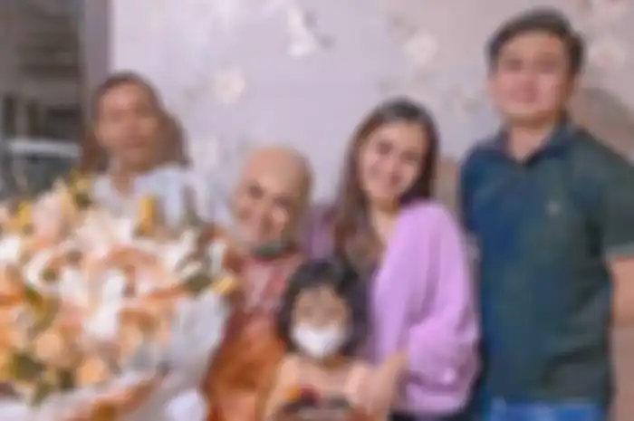 Ayu Ting Ting ajak Adit Jayusman di ulang tahun Umi Kalsum 