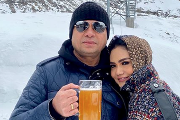 Krisdayanti dan Raul Lemos menikmati liburan di Swiss