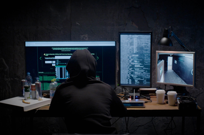 Ancaman hacker di dunia maya.