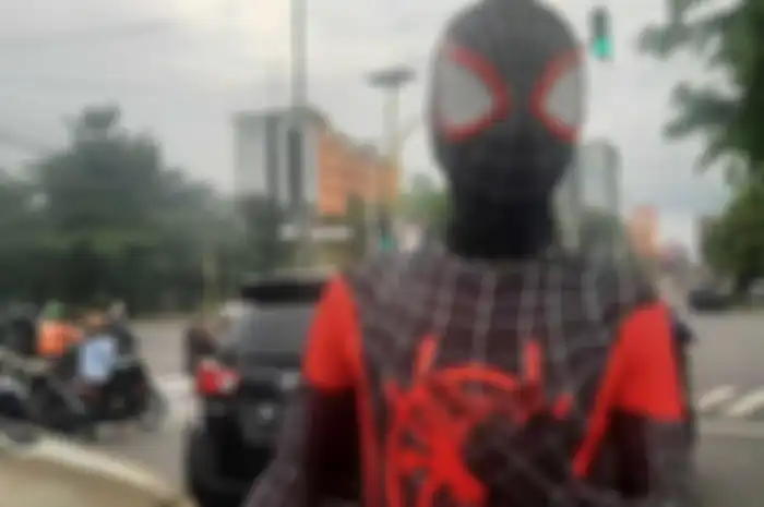 Ilustrasi sosok pengamen berkostum spiderman.