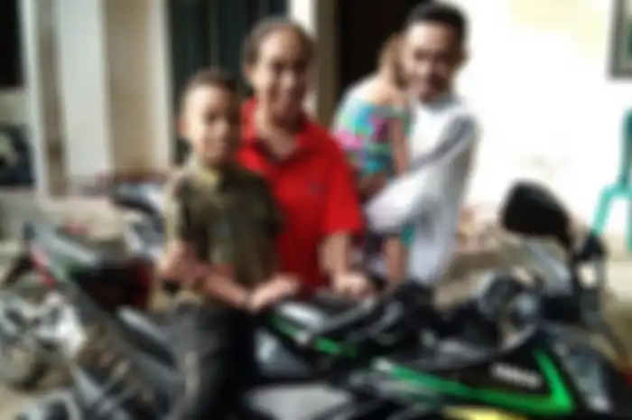 Rivaldy Elvans Krisna Sopbaba bersama kedua orang tuanya.