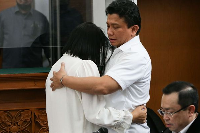 Putri Candrawathi dan Ferdy Sambo berpelukan saat menjalani sidang di Pengadilan Negeri Jakarta Selatan, Selasa (8/11/2022). 