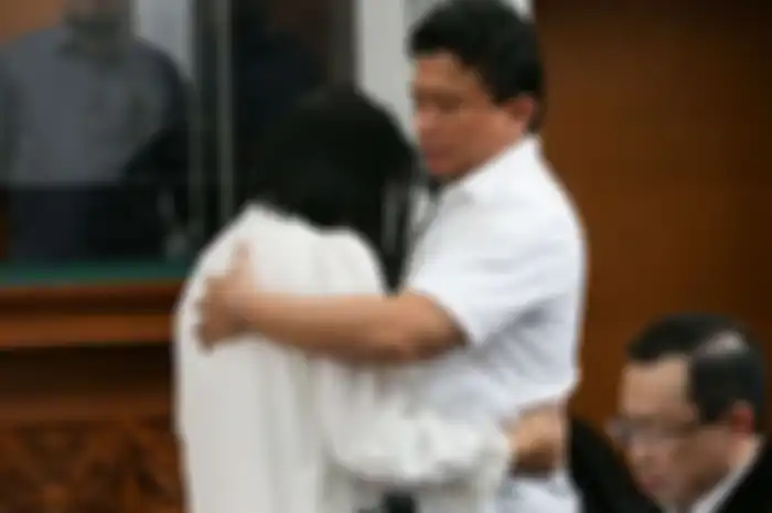 Putri Candrawathi dan Ferdy Sambo berpelukan saat menjalani sidang di Pengadilan Negeri Jakarta Selatan, Selasa (8/11/2022). 