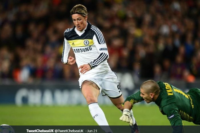 Fernando Torres saat masih bermain di Chelsea, sedang menghindari terjangan eks kiper FC Barcelona, Victor Valdes.