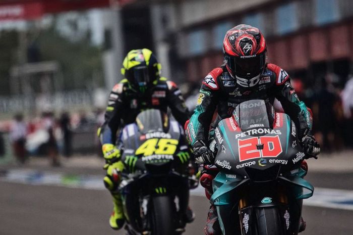 Fabio Quartararo (depan) saat dibayangi pembalap Monster Energy Yamaha, Valentino Rossi