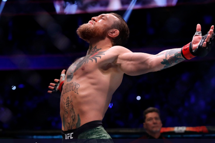 Selebrasi Conor McGregor usai menang dalam waktu 40 detik lawan Donald Cerrone pada UFC 246 di T-Mobile Arena, Las Vegas, Minggu (19/1/2020). 