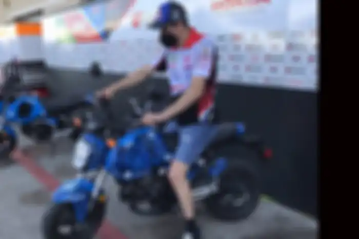 Alex Marquez kayak bingung naik motor mungil Honda Grom,  gara-gara adik Marc Marquez harus start dari posisi 23 di MotoGP Amerika 2022