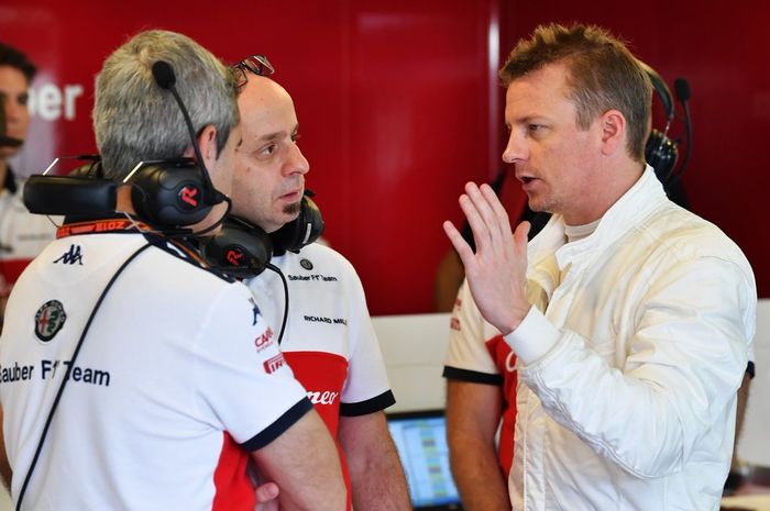 Kimi Raikkonen saat memberi masukkan untuk kru tim anyarnya di F1 2019, Alfa Romeo Racing.