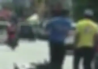 Tega Banget, Video Pemotor Perempuan Ditonjok Pemotor Pria, Belok Gak Pakai Lampu Sein
