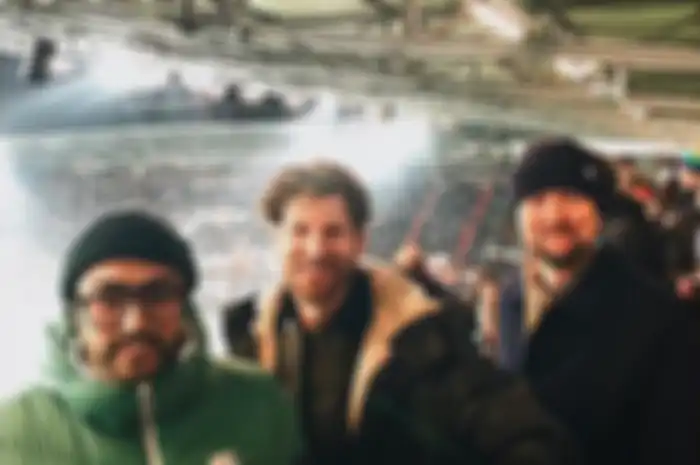 Personel Kaiser Chiefs saat menonton laga klub Jerman St. Pauli.