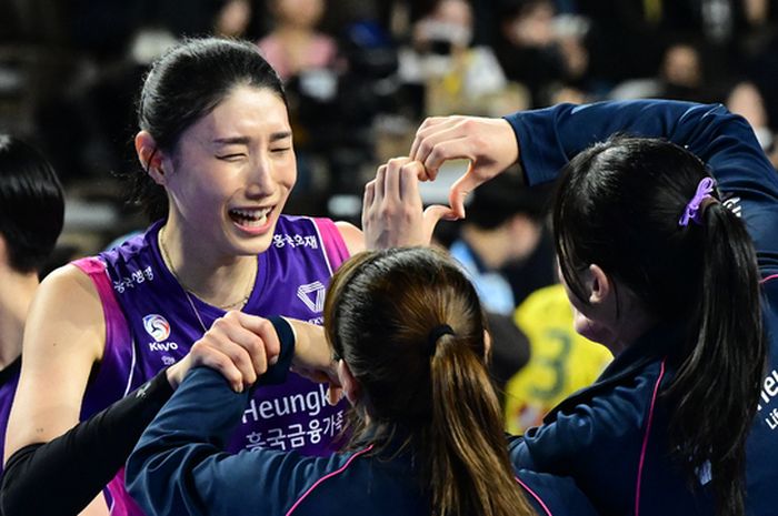 Legenda bola voli Korea Selatan, Kim Yeon-koung berselebrasi usai kemenangan dramatis timnya Incheon Heungkuk Life Pink Spiders atas Hwaseong IBK Altos pada putaran keempat Liga Voli Korea 2023-2024, Kamis (4/1/2024).