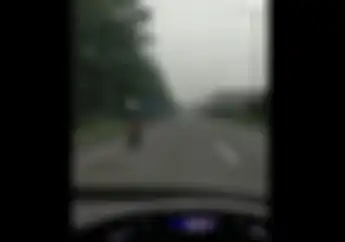 Hadeuh, Masih Ada Aja Pemotor Terobos Jalan Tol, Alasannya Bikin Kesel